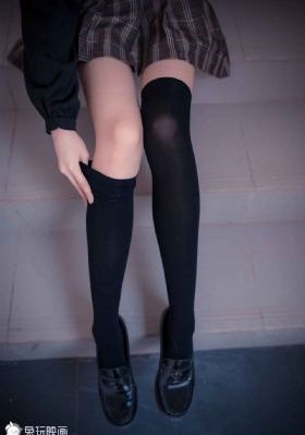打烊后仅剩两个人的沙龙